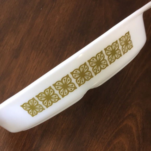 Vintage Pyrex 1.5 Qt. Divided Dish - Picture 2 of 16